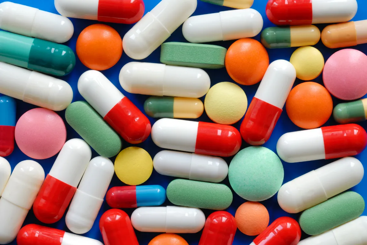 CHEVEUX :15 MÉDICAMENTS QUI PEUVENT LES RUINÉS